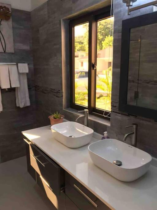 Sun Shine Luxury Villas 2 Bedroom Pool & Gym Ocho Rios St Ann מראה חיצוני תמונה