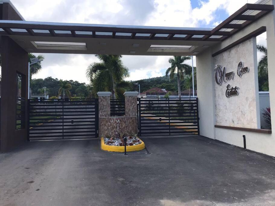 Sun Shine Luxury Villas 2 Bedroom Pool & Gym Ocho Rios St Ann מראה חיצוני תמונה