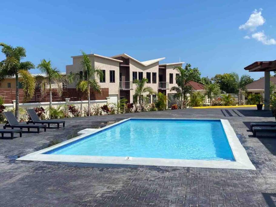 Sun Shine Luxury Villas 2 Bedroom Pool & Gym Ocho Rios St Ann מראה חיצוני תמונה