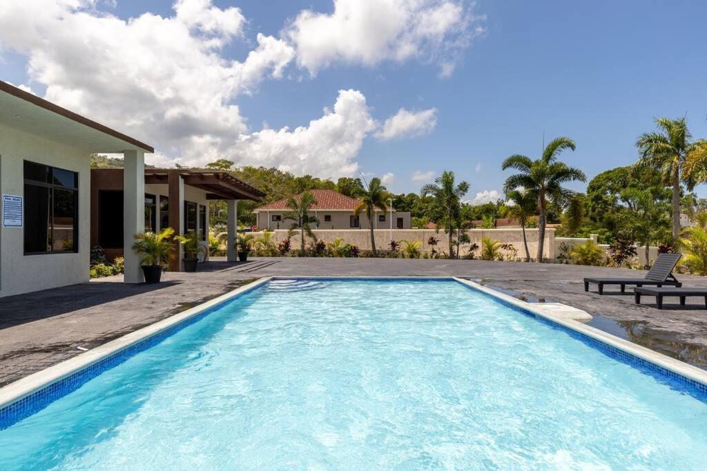 Sun Shine Luxury Villas 2 Bedroom Pool & Gym Ocho Rios St Ann מראה חיצוני תמונה
