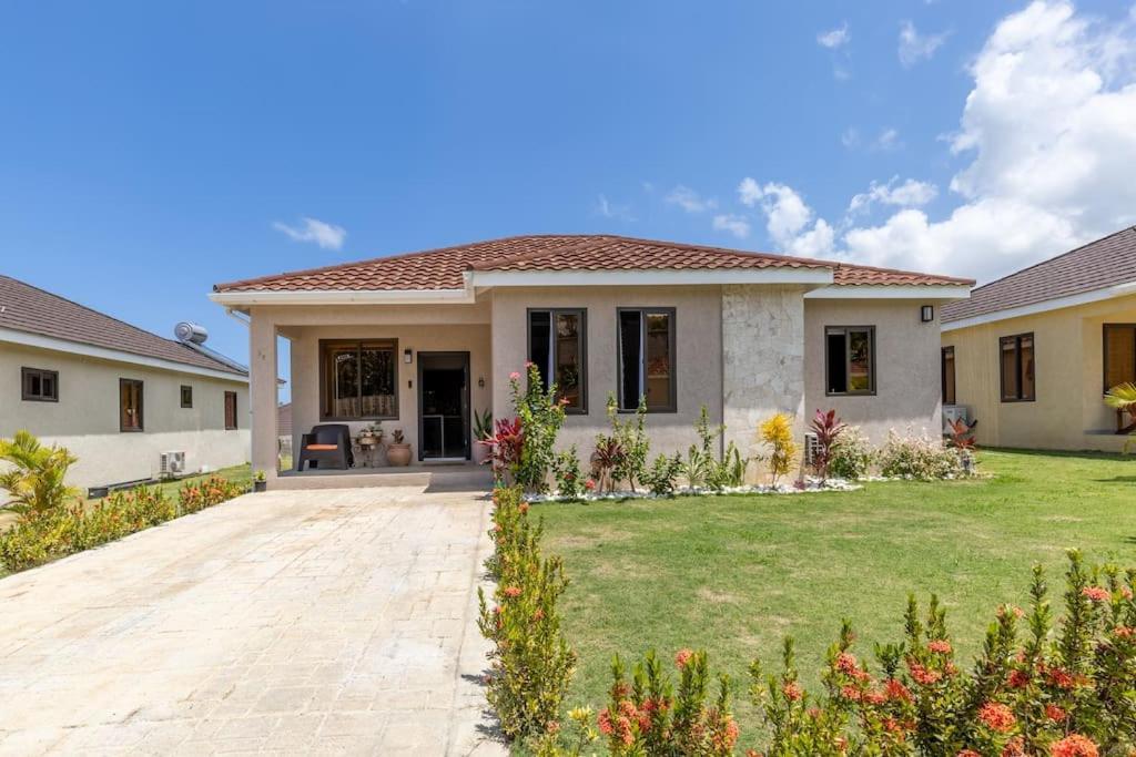 Sun Shine Luxury Villas 2 Bedroom Pool & Gym Ocho Rios St Ann מראה חיצוני תמונה